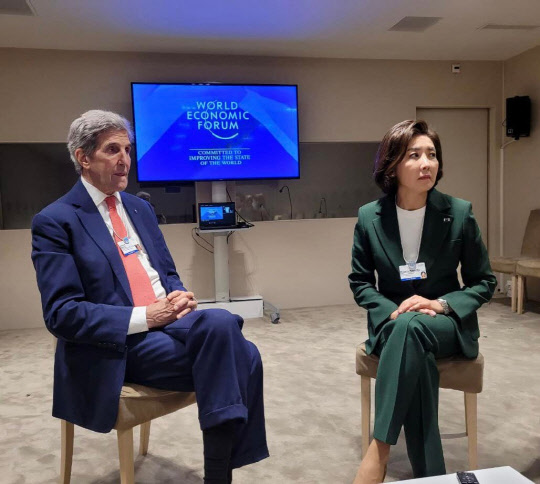 윤석열 대통령의 특사 자격으로 세계경제포럼(WEF) 연차총회 '다보스포럼'에 파견된 나경원(오른쪽) 전 국회 외교통일위원장은 지난 5월24일(스위스 현지시간) 미국 대통령 기후특사인 존 케리(왼쪽) 전 미국 국무장관을 만나 면담했다.<나경원 전 국회의원 페이스북 사진>